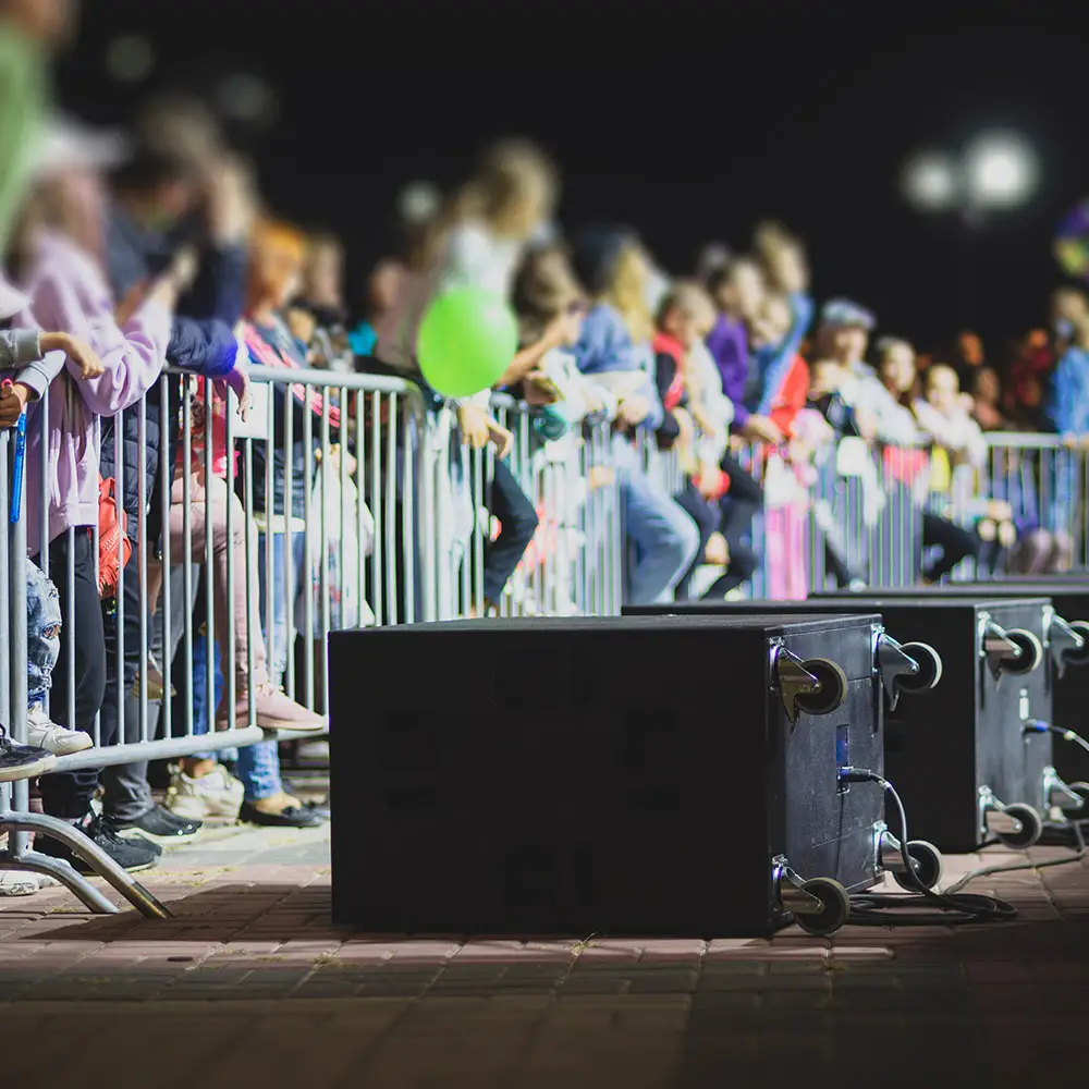 Menschen warten hinter einer Absperrung bei einem Konzert