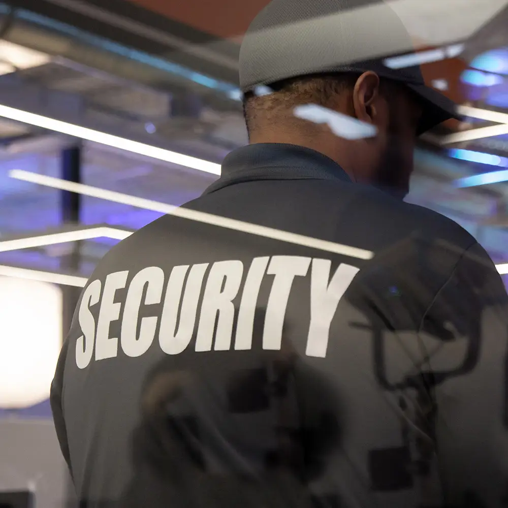 SCOPE Security Ein Security-Mitarbeiter steht in einem Laden